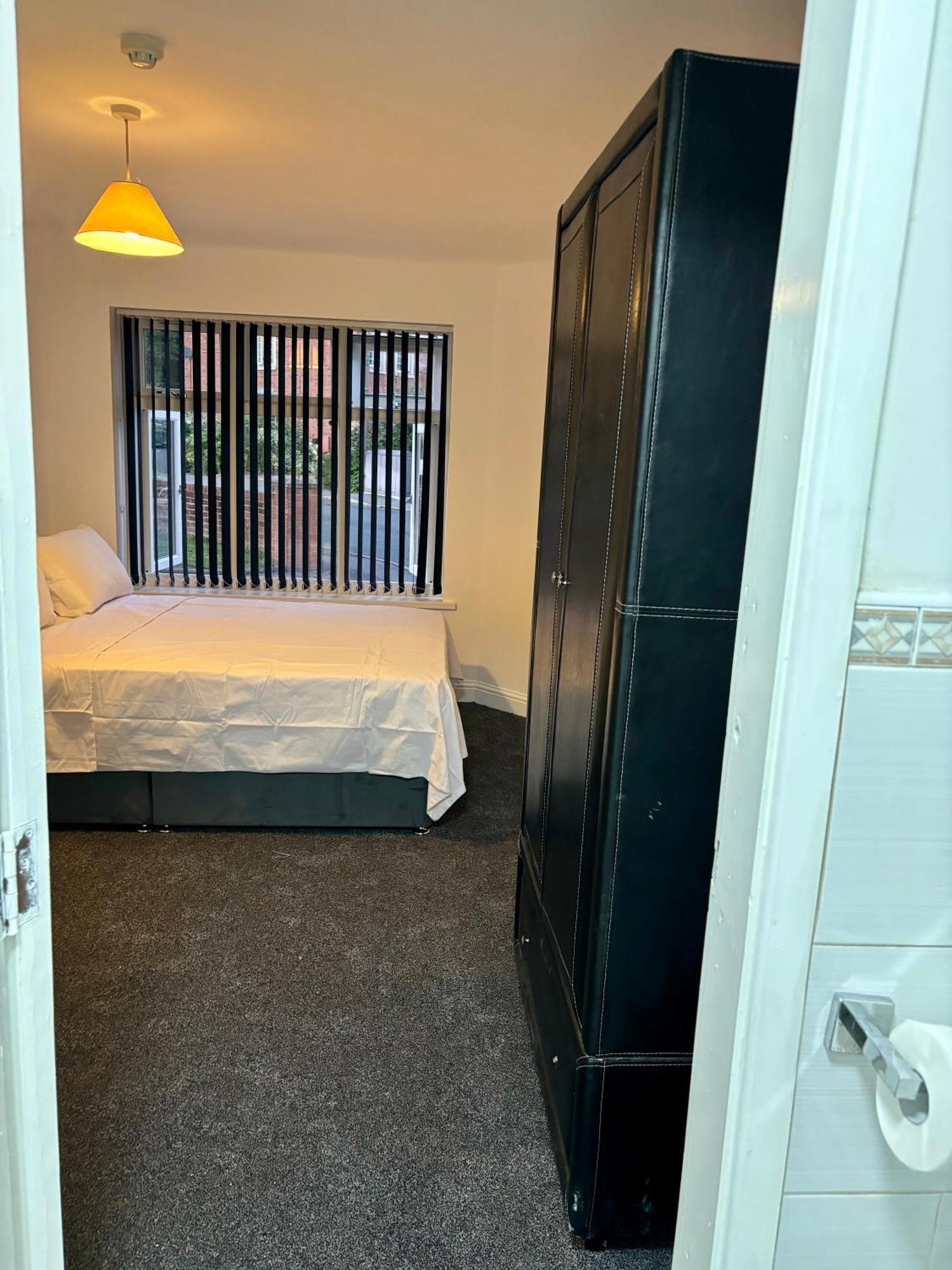 Stainless Guests House Hotell Dudley Exteriör bild