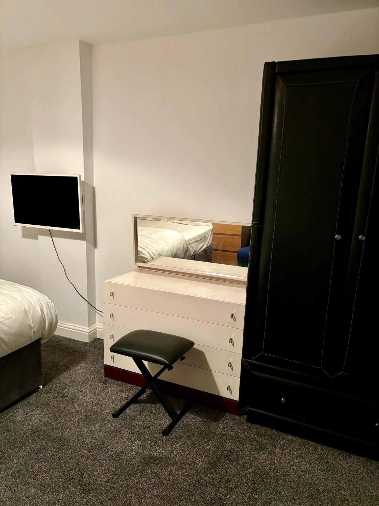 Stainless Guests House Hotell Dudley Exteriör bild